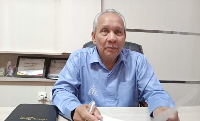 Plt Direktur Utama PDAM Tirta Mountala Aceh Besar, Ir. Yusmadi, MM diruangkerjanya, Rabu (1/4/2026). Foto: MC Aceh Besar