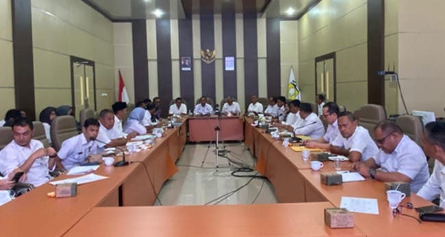 Sekda Aceh Besar Bahrul Jamil S.Sos M.Si memimpin Rapat Evaluasi Target Pencapaian PAD di Aula Sanusi Wahab Kantor Bupati Aceh Besar, Kota Jantho, Rabu (1/4/2026). Foto: PROKOPIM ACEH BESAR