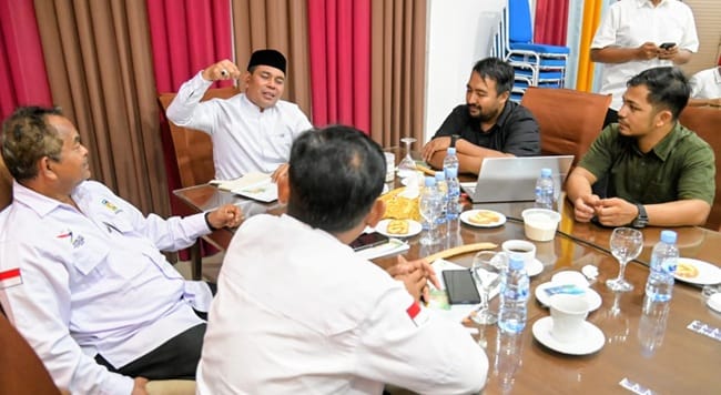 Bupati Aceh Besar, H. Muharram Idris dalam pertemuan bersama pihak Rumoh Pangan Aceh, yang berlangsung di Gedung Dekranasda Aceh Besar, Kecamatan Ingin Jaya, Aceh Besar, Rabu (01/04/2026). Foto: MC Aceh Besar