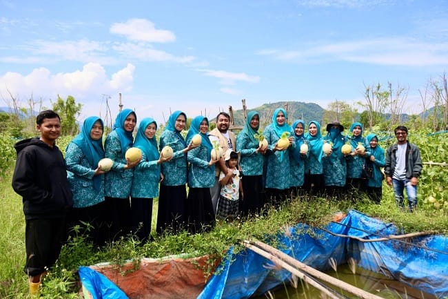 Tiga Srikandi Aceh Ketua TP PKK Aceh Marlina Muzakir, Staf Ahli TP PKK Aceh Mukarramah Fadhlullah dan Ketua Dharma Wanita Persatuan Aceh Malahayati, memanen dan mencicipi melon di Gampong Lam Manyang Kecamatan Pekan Bada, Kamis (2/4/2026). Foto: Humas Aceh