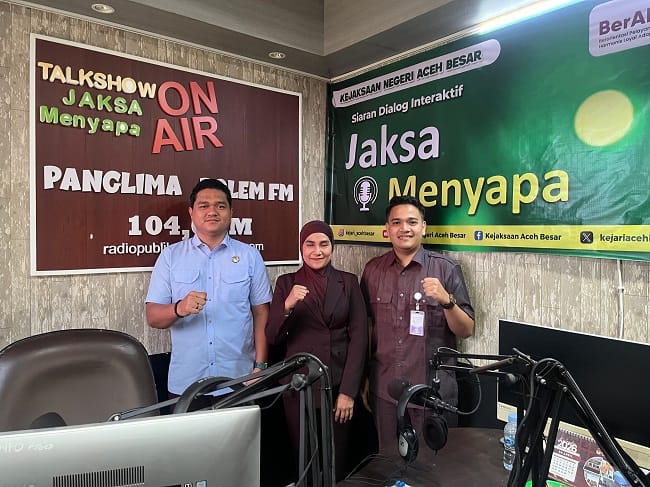 Foto bersama usai dialog siaran edukatif “Jaksa Menyapa” yang digelar Kejaksaan Negeri Aceh Besar, di Radio Panglima Polem 104.0 MHz FM, Kota Jantho, Aceh Besar, Rabu (8/4/2026). FOTO/ MC ACEH BESAR Foto bersama usai dialog siaran edukatif “Jaksa Menyapa” yang digelar Kejaksaan Negeri Aceh Besar, di Radio Panglima Polem 104.0 MHz FM, Kota Jantho, Aceh Besar, Rabu (8/4/2026). FOTO/ MC ACEH BESAR