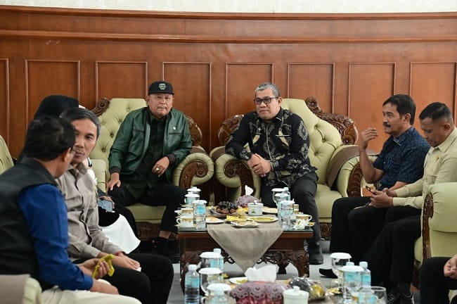 Wakil Bupati Aceh Besar Drs. H. Syukri menyerahkan usulan percepatan pembangunan embung dan waduk kepada pimpinan Komisi V DPR RI saat kunjungan kerja spesifik peninjauan proyek Jalan Tol Trans Sumatera Sigli–Banda Aceh dan gerbang tol di wilayah Kota Jantho, Kabupaten Aceh Besar, Kamis (9/4/2026). FOTO/ MC ACEH BESAR Wakil Bupati Aceh Besar Drs. H. Syukri menyerahkan usulan percepatan pembangunan embung dan waduk kepada pimpinan Komisi V DPR RI saat kunjungan kerja spesifik peninjauan proyek Jalan Tol Trans Sumatera Sigli–Banda Aceh dan gerbang tol di wilayah Kota Jantho, Kabupaten Aceh Besar, Kamis (9/4/2026). FOTO/ MC ACEH BESAR