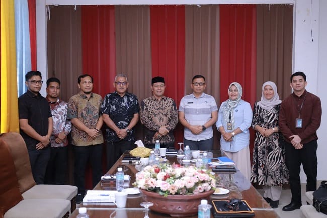 Bupati Aceh Besar Muharram Idris terima audiensi Plt Kepala BNN Kota Banda Aceh Kombes Pol Eko Purwanto S.Ag MH di Dekranasda Aceh Besar, Kamis (9/4/2026). FOTO/ PROKOPIM ACEH BESAR