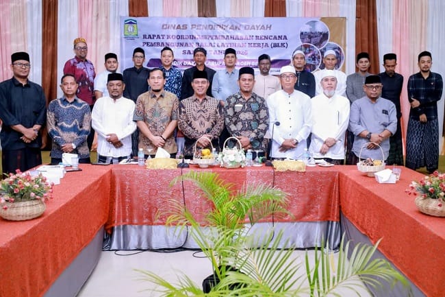 Bupati Aceh Besar, H Muharram Idris menyampaikan sambutan sekaligus membuka acara Pembahasan Rencana Pembangunan BLK santri, di Gedung Dekranasda, Gampong Gani, Kecamatan Ingin Jaya, Aceh Besar, Kamis (9/4/2026). FOTO/MC ACEH BESAR Bupati Aceh Besar, H Muharram Idris menyampaikan sambutan sekaligus membuka acara Pembahasan Rencana Pembangunan BLK santri, di Gedung Dekranasda, Gampong Gani, Kecamatan Ingin Jaya, Aceh Besar, Kamis (9/4/2026). FOTO/MC ACEH BESAR