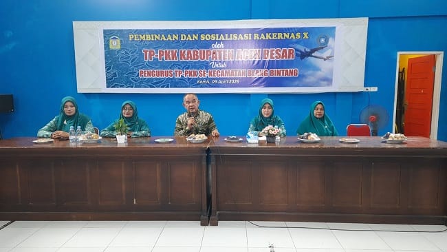 Ketua TP-PKK Kecamatan Blang Bintang, Bidasari, SE, Ak, memberikan laporan pada kegiatan pembinaan dan sosialisasi Rakernas X TP-PKK di Gedung UDKP Kantor Camat Blang Bintang, Aceh Besar, Kamis (9/4/2026). FOTO/MC ACEH BESAR.