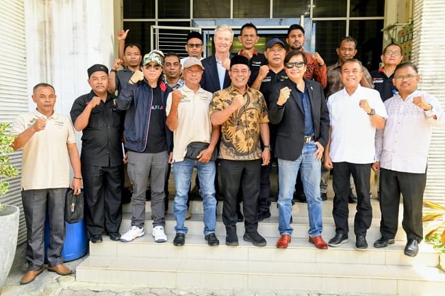 Bupati Aceh Besar, H Muharram Idris foto bersama PT. Alqudsi Agri Aceh di Gedung Dekrasda, Gampong Gani, Kecamatan Ingin Jaya, Aceh Besar, Jumat (10/04/2026). FOTO/ MC ACEH BESAR Bupati Aceh Besar, H Muharram Idris foto bersama PT. Alqudsi Agri Aceh di Gedung Dekrasda, Gampong Gani, Kecamatan Ingin Jaya, Aceh Besar, Jumat (10/04/2026). FOTO/ MC ACEH BESAR