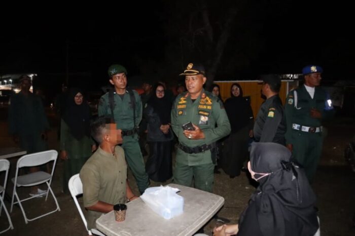Kasi Penyidik Satpol PP dan WH Aceh Besar Darwadi, memberikan pembinaan kepada pasangan belum menikah yang nongkrong hingga larut malam, di wilayah Aceh Besar, Minggu (12/4/2026) dini hari. FOTO/MC Aceh Besar Kasi Penyidik Satpol PP dan WH Aceh Besar Darwadi, memberikan pembinaan kepada pasangan belum menikah yang nongkrong hingga larut malam, di wilayah Aceh Besar, Minggu (12/4/2026) dini hari. FOTO/MC Aceh Besar
