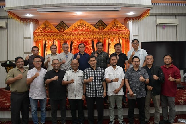 Wakil Gubernur Aceh, Fadhlullah, SE didampingi Asisten Pemerintahan dan Keistimewaan Sekda Aceh, Drs. Syakir, Asisten Administrasi Umum, Sekda Aceh, Dr. A. Mirtala dan Kepala Inspektur Aceh, Abdullah kembali menyelesaikan perselisihan antara Bupati Aceh Singkil, Safriadi Oyon, dengan Dewan Perwakilan Rakyat Kabupaten (DPRK) Aceh Singkil terkait pengesahan Rancangan APBK Tahun 2026, Sabtu malam, 18/05/2026. Foto: Humas Aceh