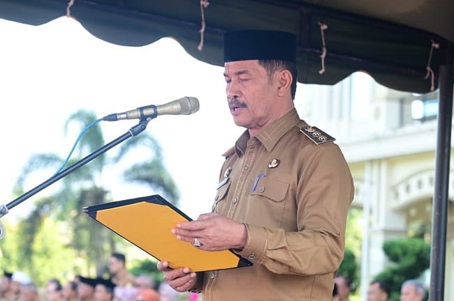 Wakil Bupati Aceh Besar Drs H Syukri bertindak selaku Pembina Apel Gabungan Organisasi Perangkat Daerah dalam rangka memperingati Hari Ulang Tahun Satuan Perlindungan Masyarakat (Satlinmas) ke-64 tahun 2026 di halaman Kantor Bupati Aceh Besar, Senin (20/4/2026). FOTO/ MC ACEH BESAR