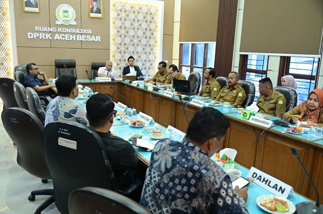 Pansus DPRK Aceh Besar menggelar rapat pendalaman LKPJ Bupati Aceh Besar Tahun 2025 di ruang konsultasi DPRK Aceh Besar, Kota Jantho, Senin (20/4/2026). FOTO/MC ACEH BESAR.