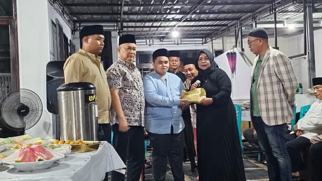Wabendum PWI Pusat, Herlina menyerahkan uang duka dari PWI Pusat untuk keluarga Alm. Zulmansyah Sekedang diterima oleh Abbiyu yang merupakan putra semata wayang almarhum di kediamannya, di Pekanbaru, Riau, Senin, 20 April 2026. (Dok PWI Pusat)
