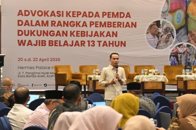 Statistisi Ahli Pratma Mas'ad menyampaikan materi dalam acara Advokasi Kepada Pemerintahan Daerah dalam Rangka Pemberian Dukungan Kebijakan Wajib Belajar 13 Tahun di Hermes Palace Hotel, Banda Aceh, Selasa (21/04/2026). FOTO/MC ACEH BESAR