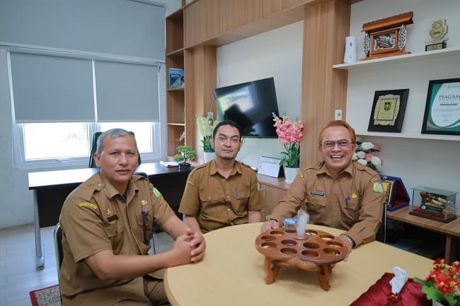 Asisten III Sekdakab Aceh Besar Bidang Administrasi, Abdullah S.Sos, bersama Kabag Hukum Sekdakab Aceh Besar, Rafzan Amin SH, MM, berdiskusi dengan Direktur RSUD Aceh Besar dr. Bunaiya Putra MKM, Selasa (21/4/2026). FOTO/MC ACEH BESAR