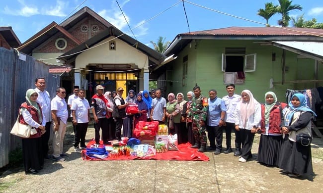 Kabid Bantuan dan Jaminan Sosial Dinas Sosial Aceh Besar, Munawar SKM MSi, menyerahkan secara simbolis bantuan masa panik kepada keluarga terdampak musibah angin kencang di Gampong Peurumping, Kecamatan Montasik, Kabupaten Aceh Besar, Rabu (22/4/2026). FOTO/ MC ACEH BESAR