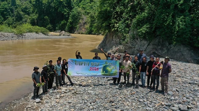 Ikatan Pemuda Jantho Lestari bersama Forum Jurnalis Lingkungan (FJL) Aceh menggelar aksi protes terhadap maraknya aktivitas tambang ilegal di kawasan Cagar Alam Jantho, Aceh Besar, Rabu (22/4/2026)./ FOTO: Ist