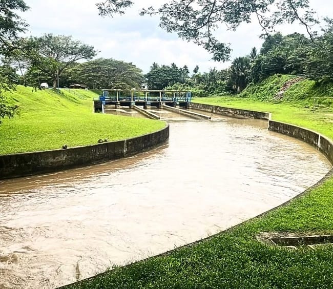 Wakil Bupati Aceh Besar didampingi Kepala Dinas PUPR, Kabid Operasi dan Pemeliharaan Irigasi, serta Kalaksa BPBD membuka pintu intake Bendung Daerah Irigasi Krueng Aceh, Senin (20/04/2026). FOTO/ MC ACEH BESAR