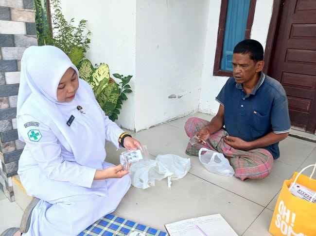 Kepala Puskesmas Malaka, dr. Eli Diana melakukan kunjungan home care ke rumah pasien ODGJ dalam program “Rumoh Jiwa Malaka” di Kecamatan Kuta Malaka, Aceh Besar, Rabu (22/04/2026). FOTO/MC ACEH BESAR.