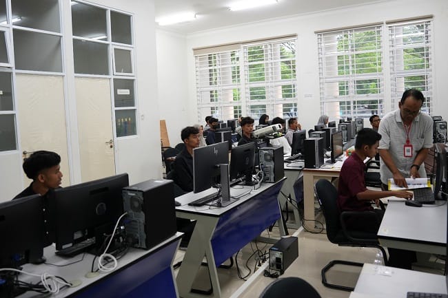 Sepuluh peserta disabilitas (tunarungu) mengikuti ujian di Gedung FMIPA Blok C,Universitas Syiah Kuala, Rabu (22/4).