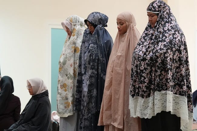 Peserta UTBK SNBT USK menunaikan salat zuhur di tempat khusus bagi peserta ujian, Rabu 22/4/2026. FOTO/Humas USK