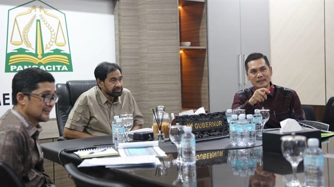 Gubernur Aceh, Muzakir Manaf, memimpin rapat koordinasi membahas perkembangan dan validasi data Jaminan Kesehatan Aceh (JKA) di Meuligoe Gubernur, Kamis, 23 April 2026. Rapat tersebut dihadiri oleh Sekretaris Daerah Aceh M. Nasir, Asisten Pemerintahan, Keistimewaan Aceh, dan Kesejahteraan Rakyat (Asisten I) Syakir, serta Pelaksana Tugas Kepala Dinas Kesehatan Aceh Ferdiyus, SKM, M.Kes.