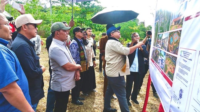 Bupati Aceh Besar H. Muharram Idris Bersama Wamen PKP Fahri Hamzah dan Wali Kota Sabang H. Zulkifli H. Adam menghadiri agenda peresmian master plan Kampung Nelayan Merah Putih di Gampong Mata Ie, Kabupaten Aceh Jaya, Sabtu (25/04/2026). FOTO/MAC ACEH BESAR