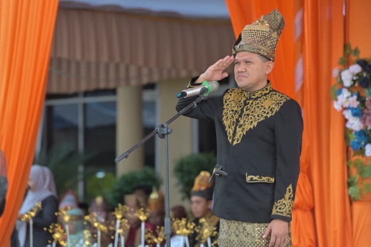Wakil Gubernur Aceh Fadlullah menjadi inspektur Upacara Peringatan Hari Jadi Kabupaten Aceh Singkil ke-27 di halaman depan Kantor Bupati Aceh Singkil, Senin (27/4/2026). Foto: Humas Aceh