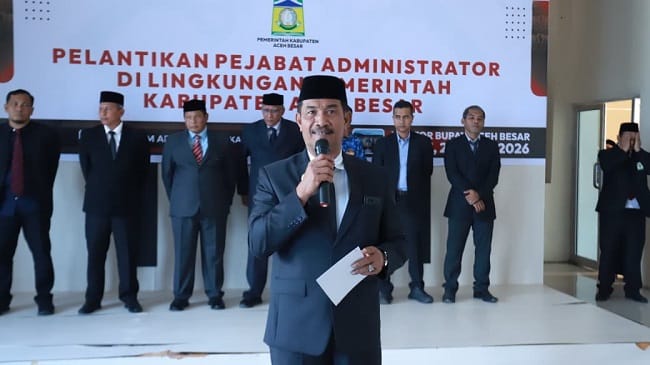 Wakil Bupati Aceh Besar Drs Syukri A Jalil melantik Administrator dalam lingkup Pemerintah Kabupaten Aceh Besar di Kantor Bupati Aceh Besar, di Kota Jantho, Senin (27/4/2026). FOTO/ PROKOPIM ACEH BESAR