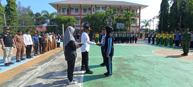 Kaban Kesbangpol Aceh Besar Sofian SH, bertindak sebagai pembina upacara pada proses seleksi peserta Paskibra Aceh Besar, di SMAN 2 Unggul Ali Hasjmy, Kecamatan Indrapuri, Kabupaten Aceh Besar, Senin (27/4/2026). FOTO/ MC ACEH BESAR