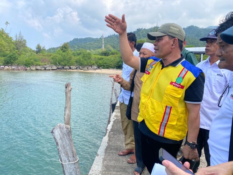 Bupati Aceh Besar, Muharram Idris, meninjau lokasi pembangunan kampung Nelayan Merah Putih di Gampong Ulee Paya, Pulo Breuh, Kecamatan Pulo Aceh, Senin (27/4/2026). Foto: MC Aceh Besar