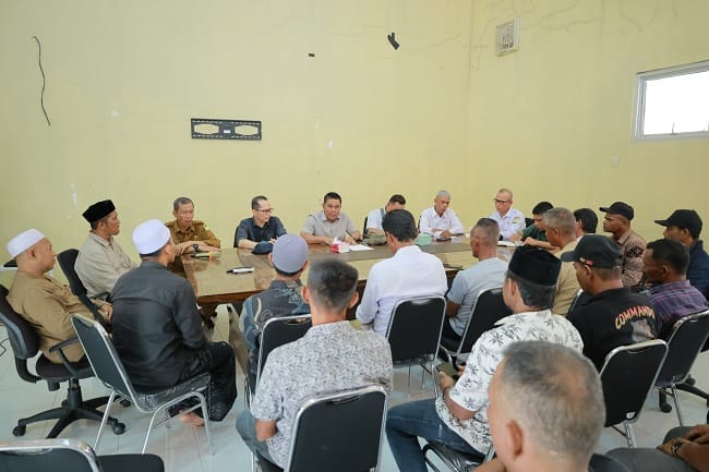 Bupati Aceh Besar Bersama Camat dan Para Keuchik menggelar rapat bersama seluruh keuchik di Aula Penginapan Belimbing Bed, Pulo Breuh, Kecamatan Pulo Aceh, Senin (27/04/2026) FOTO/ MC ACEH BESAR