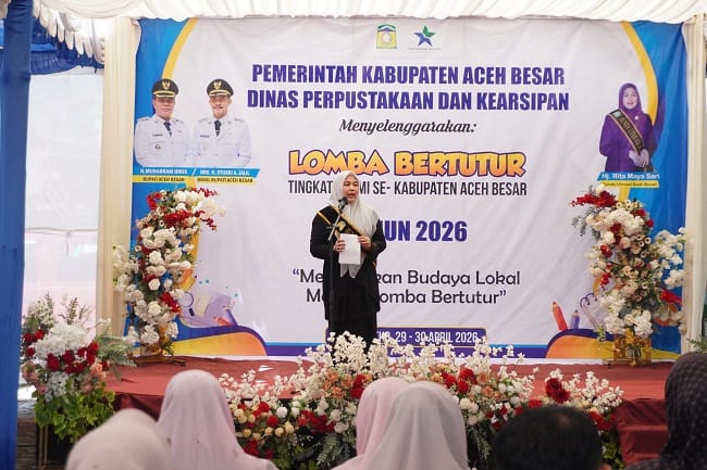 Bunda Literasi Aceh Besar Hj Rita Mayasari menyematkan tanda peserta Lomba Bertutur di halaman Dispussip Aceh Besar, Kota Jantho, Rabu (29/4/2026). FOTO/MC ACEH BESAR
