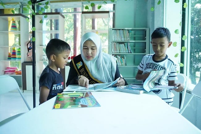 Bunda Literasi Hj Rita Mayasari saat berinteraksi dengan anak-anak di Perpustakaan Aceh Besar di Dinas Perpustakaan dan Kearsipan Aceh Besar, Kota Jantho, Rabu (29/4/2026). FOTO/MC ACEH BESAR