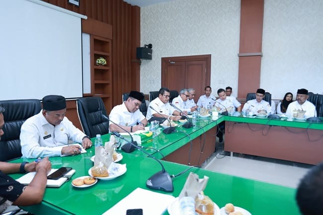 Bupati Aceh Besar H Muharram Idris (Syech Muharram), memimpin rakor bersama pejabat dan kepala OPD di lingkungan Pemkab Aceh Besar, di Kantor Bupati Aceh Besar, Kota Jantho, Rabu (29/4/2026) pagi. FOTO/ PROKOPIM PEMKAB ACEH BESAR