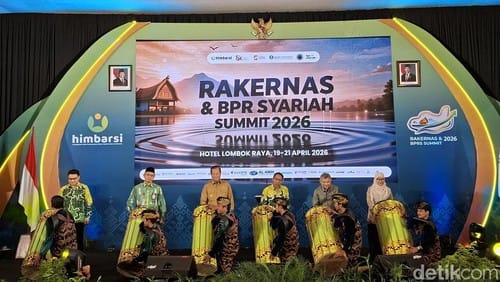 Foto: Pembukaan acara Rapat Kerja Nasional dan BPRS Summit 2026 di Mataram, Senin (20/4/2026). (Foto: Ahmad Viqi/detikBali).