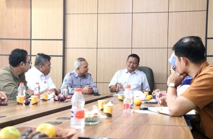 Plt Kepala Dinas Kelautan dan Perikanan (DKP) Aceh Besar Makmun menerima kunjungan tim BRIN di Kota Jantho, Jumat (10/4/2026). FOTO/MC Aceh Besar