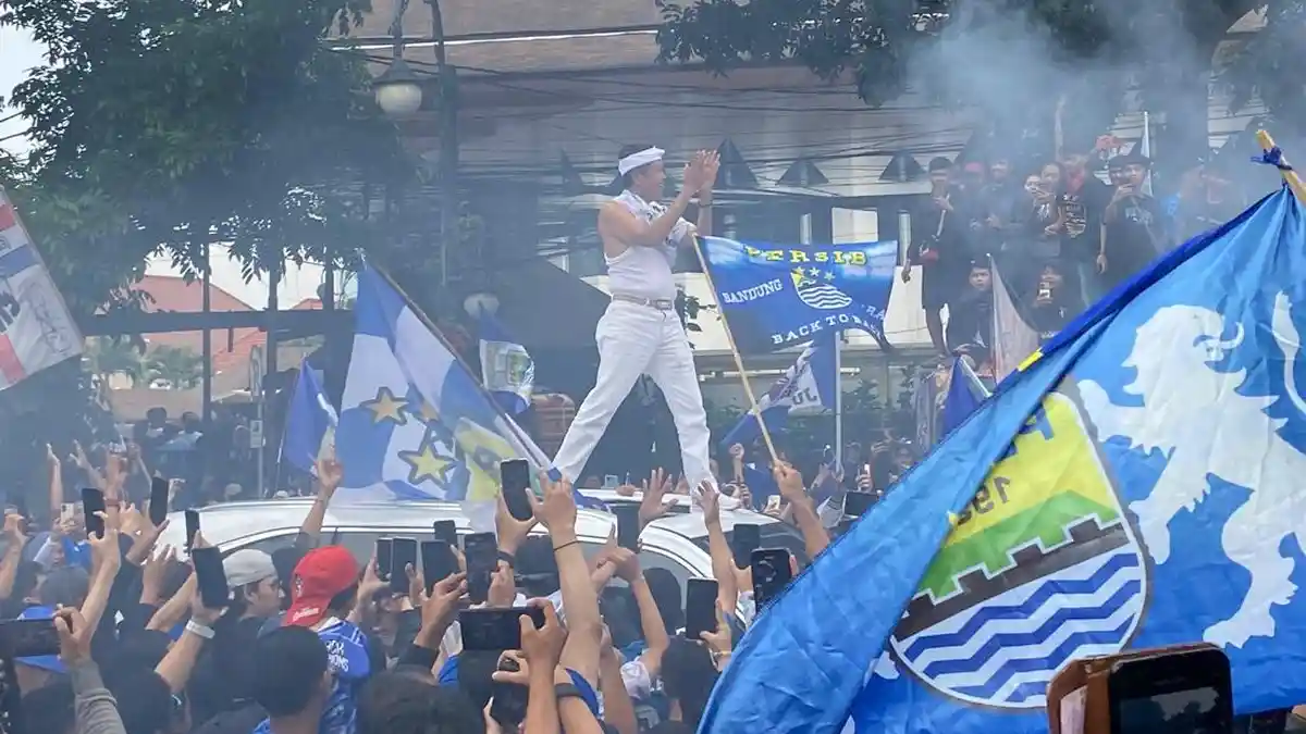 BUKA BAJU - Gubernur Jabar, Dedi Mulyadi mengikuti pawai Persib juara bersama ribuan Bobotoh yang dimulai dari Balai Kota Bandung menuju ke Gedung Sate, Minggu (25/5/2025)