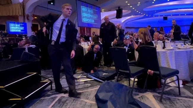 Situasi mencekam terjadi di Washington, D.C. saat seorang pria bersenjata melepaskan tembakan di luar lokasi berlangsungnya makan malam tahunan White House Correspondents' Association (WHCA), Sabtu (25/4/2026). (Foto: REUTERS)