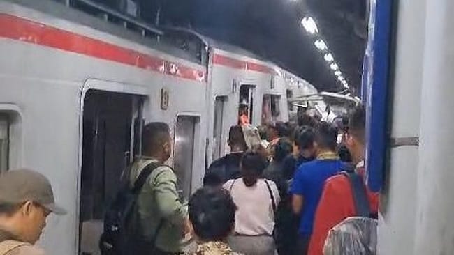 Foto: Kecelakaan KA Jarak Jauh dengan KRL di Stasiun Bekasi Timur. (dok. ist)