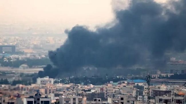 Ilustrasi. kepulan asap di Iran (Foto: AFP) Ilustrasi. kepulan asap di Iran (Foto: AFP)