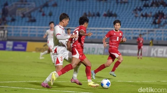 Timnas Indonesia U-17 seri 0-0 melawan Vietnam, gagal lolos ke semifinal Piala AFF U-17 2026. (Foto: Suparno/detikJatim)