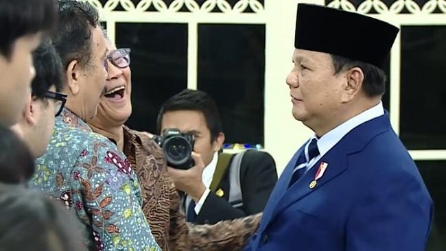 Foto: Momen Prabowo salami Rocky Gerung dan Syahganda Nainggolan (dok. YouTube Setpres) Baca artikel detikjatim, 