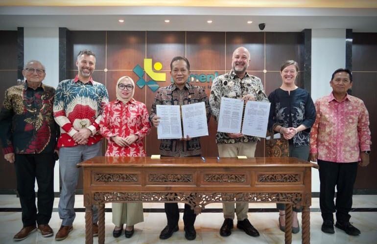 Menkop Ferry Juliantono dan Executive Director CDF Benoit Andre foto bersama usai melakukan penandatanganan MoU di Jakarta, Kamis (23/4). Foto: Dok. Kemenkop