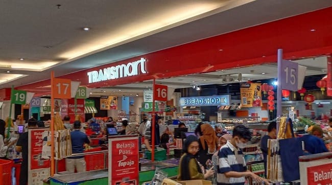 Pakaian anak dari berbagai merek ternama berlaku diskon dan harga spesial selama gelaran Transmart Full Day Sale. (CNN Indonesia/Mochammad Ryan)