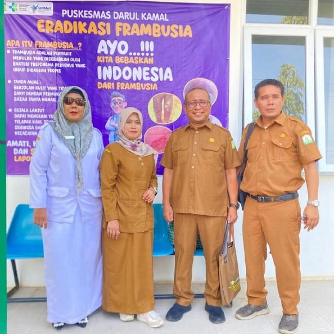 Kepala Puskesmas Darul Kamal, Maya Sopa, menyambut kunjungan tim Dinas Kesehatan Aceh dalam rangka asesmen menuju Aceh Besar bebas frambusia di Puskesmas Darul Kamal, Rabu (22/4/2026). FOTO/MC ACEH BESAR