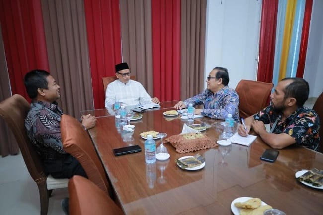 Suasana audiensi bersama pihak kampus terkait penempatan mahasiswa KPM UIN Ar-Raniry Banda Aceh di Gedung Dekranasda Aceh Besar, Gampong Gani, Kecamatan Ingin Jaya, Kabupaten Aceh Besar, Jumat (24/4/2026). FOTO/ MC ACEH BESAR