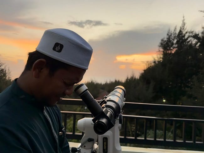 Ilustrasi pemantauan hilal (Foto: Razvan Mirel/Unsplash)