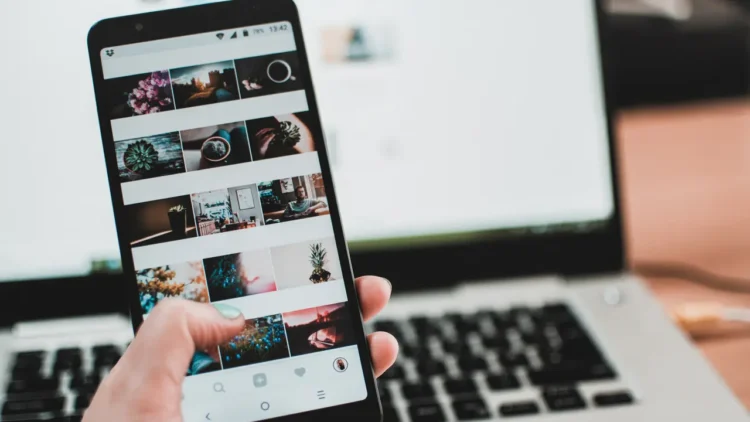 Ilustrasi main media sosial. Foto: Pexels
