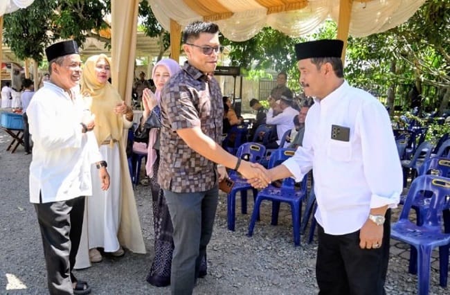 Wakil Bupati Aceh Besar Drs H Syukri A Jalil menyambut Plt Diskominfo Aceh Besar Muhajir SSTP MPA saat menggelar Open House di kediamannya Gompong Cot Nambak, Kecamatan Blang Bintang, Aceh Besar, Kamie (28/06/2026). FOTO/MC ACEH BESAR