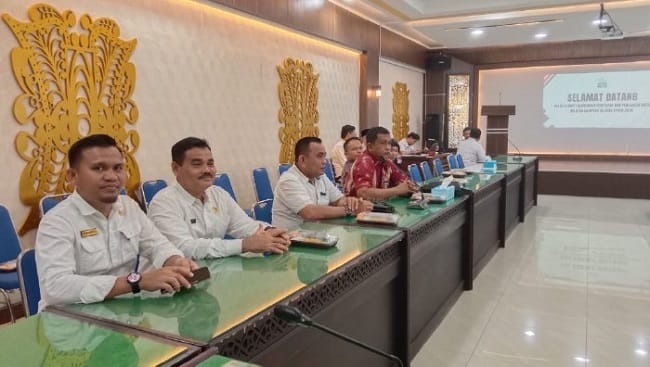 Kepala DPMG Aceh Besar, Jakfar, SP, MSi bersama jajaran mengikuti Rapat Koordinasi Pembinaan Penetapan dan Penegasan Batas Wilayah Gampong Se-Aceh Tahun 2026 di Aula DPMG Aceh, Banda Aceh, Rabu (13/5/2026). FOTO/ MC ACEH BESAR