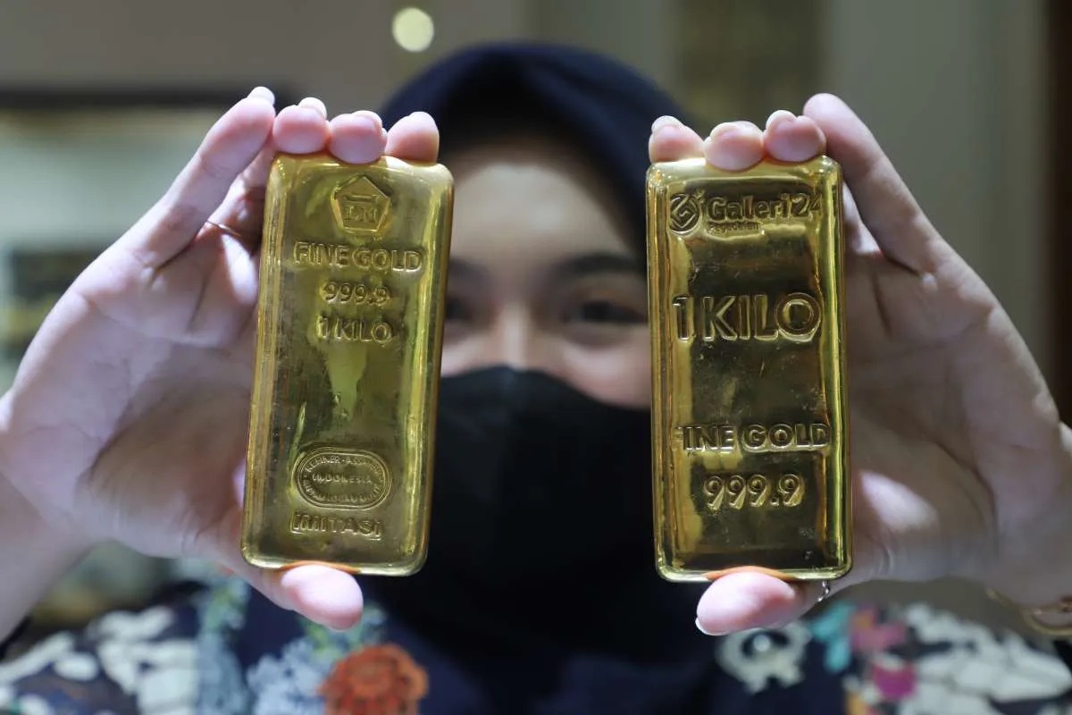 ILUSTRASI. Di lain sisi, harga buyback oleh Logam Mulia turun Rp 20.000 per gram, dari sebelumnya Rp 2.676.000 per gram menjadi Rp 2.656.000 per gram. ILUSTRASI. Di lain sisi, harga buyback oleh Logam Mulia turun Rp 20.000 per gram, dari sebelumnya Rp 2.676.000 per gram menjadi Rp 2.656.000 per gram.